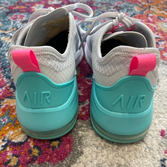 Nike Shoes - Nike Women’s Air Max Motion 2 sneakers. Size 8. EUC!